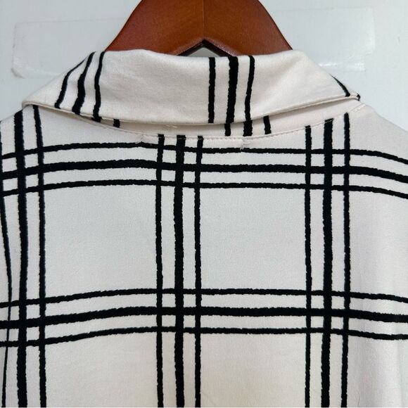 Above and Beyond Black and Cream Stripe Size M Button Front Tab Sleeve Blouse - Picture 8 of 9